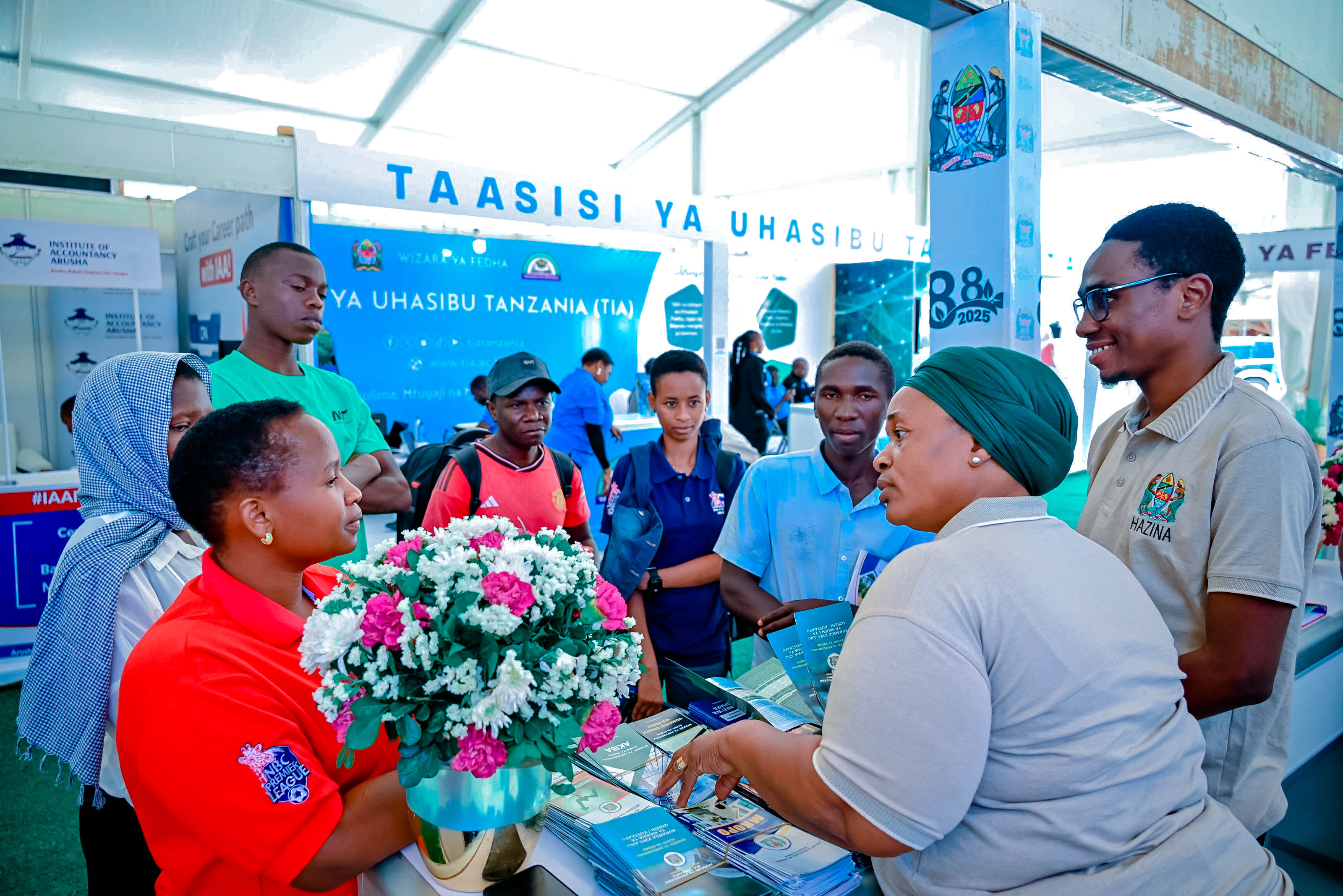 Afisa Mwandamizi kutoka Idara ya Uendelezaji Sekta ya Fedha, Wizara ya Fedha Bi. Mary Mihigo, akitoa elimu kwa wananchi waliotembelea Banda la Wizara ya Fedha, kuhusu usimamizi wa fedha binafsi na taratibu za mikopo, kwenye Maonesho ya Nanenane Kitaifa katika Viwanja vya Nanenane, Nzuguni Jijini Dodoma, yenye kauli mbiu “Chagua Viongozi Bora kwa Maendeleo Endelevu ya Kilimo na Uvuvi 2025.